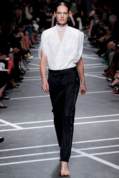 Look 16